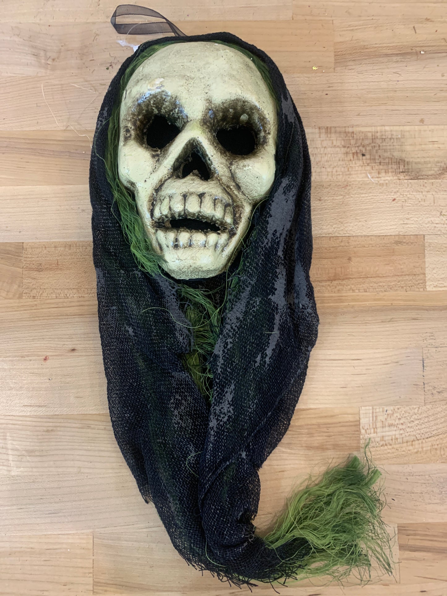 20in Witch Skull BLKGRN HALLOWEEN
